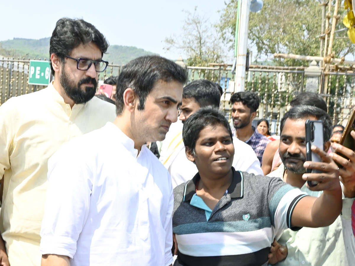 Cricketer Gautam Gambhir Family Visited Tirumala Srivari Temple Photos - Sakshi18