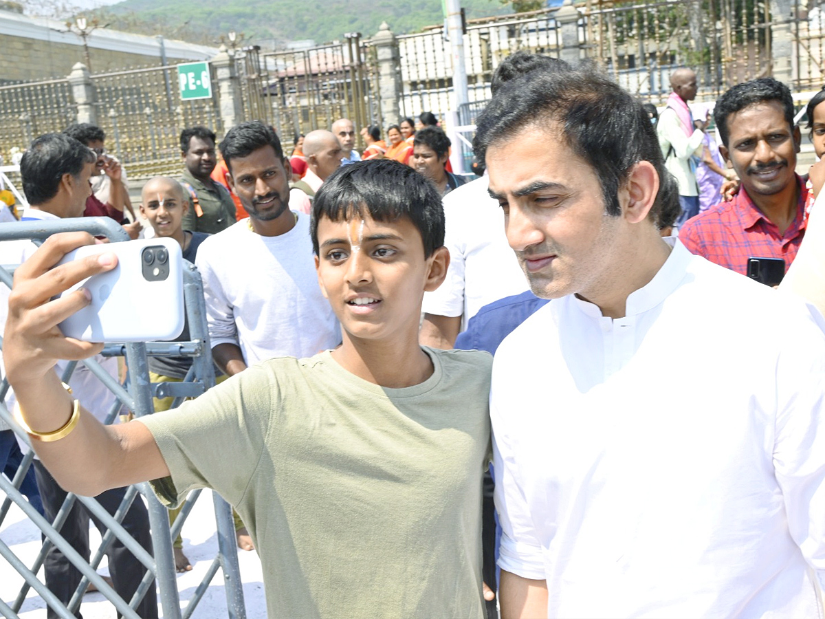 Cricketer Gautam Gambhir Family Visited Tirumala Srivari Temple Photos - Sakshi20