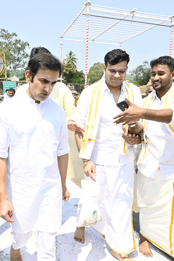 Cricketer Gautam Gambhir Family Visited Tirumala Srivari Temple Photos - Sakshi21