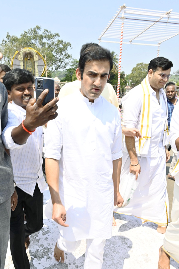 Cricketer Gautam Gambhir Family Visited Tirumala Srivari Temple Photos - Sakshi22