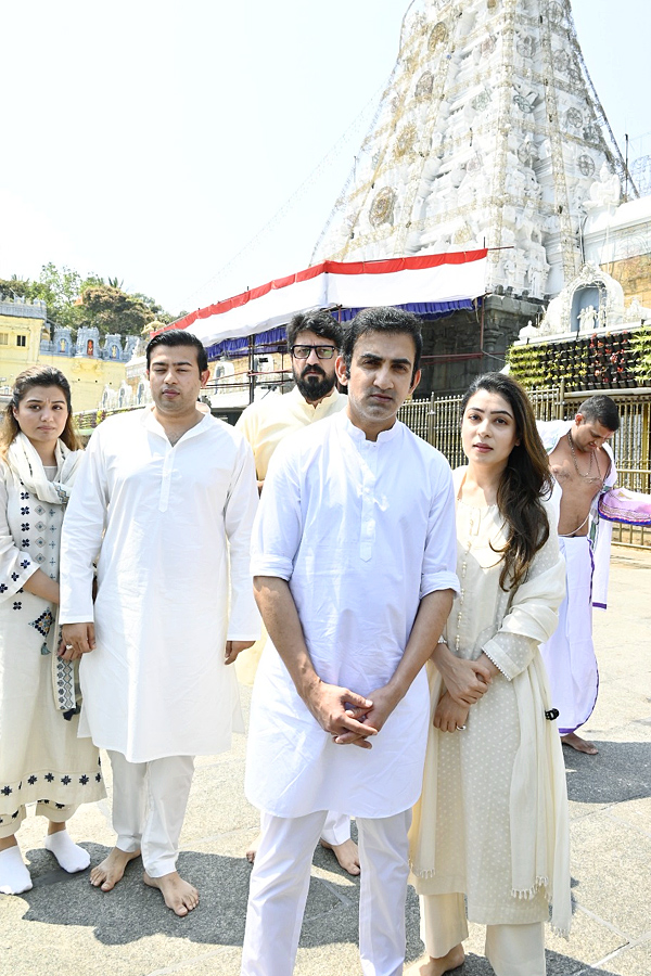 Cricketer Gautam Gambhir Family Visited Tirumala Srivari Temple Photos - Sakshi4