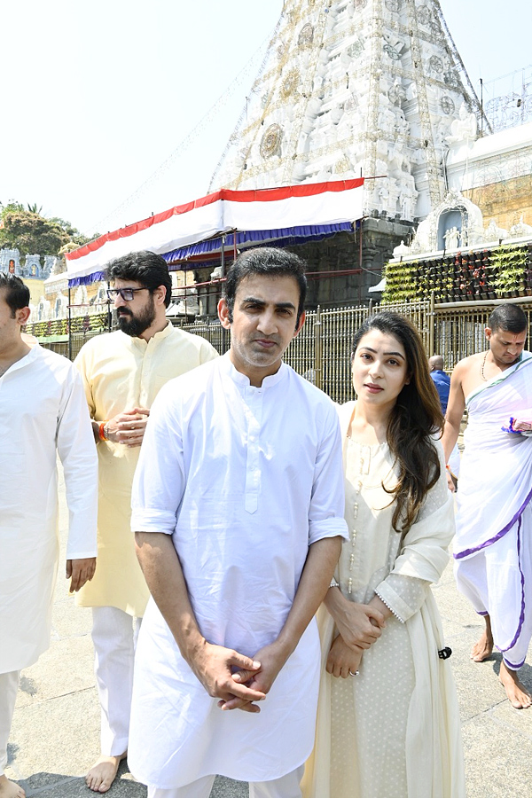 Cricketer Gautam Gambhir Family Visited Tirumala Srivari Temple Photos - Sakshi6