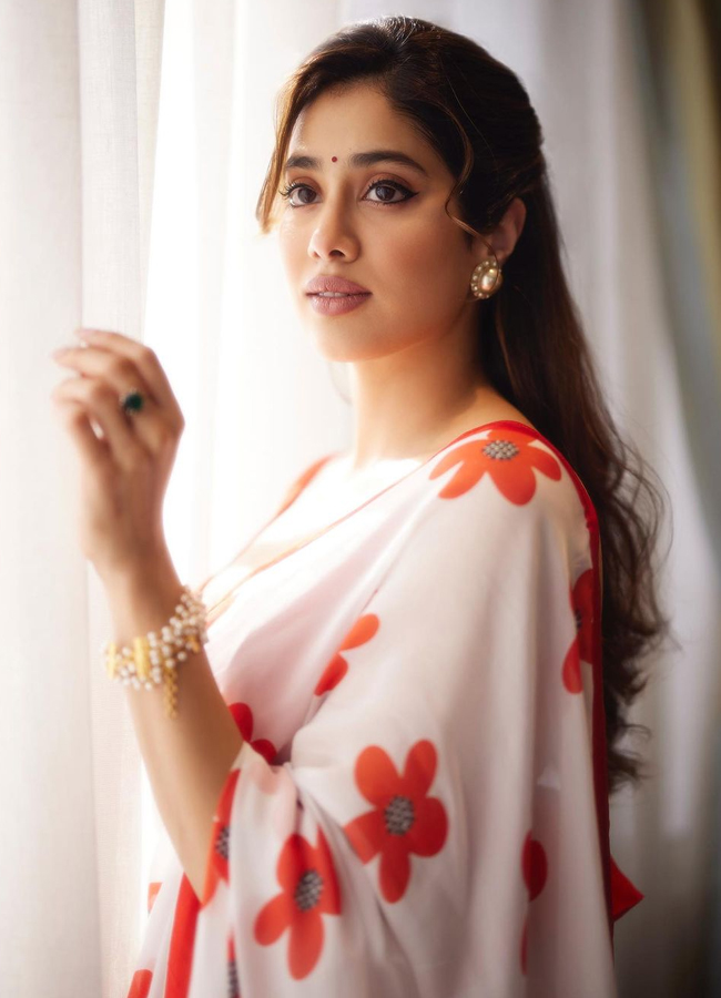 Devara Heroine Janhvi Kapoor Beautiful Floral Saree Photos - Sakshi6