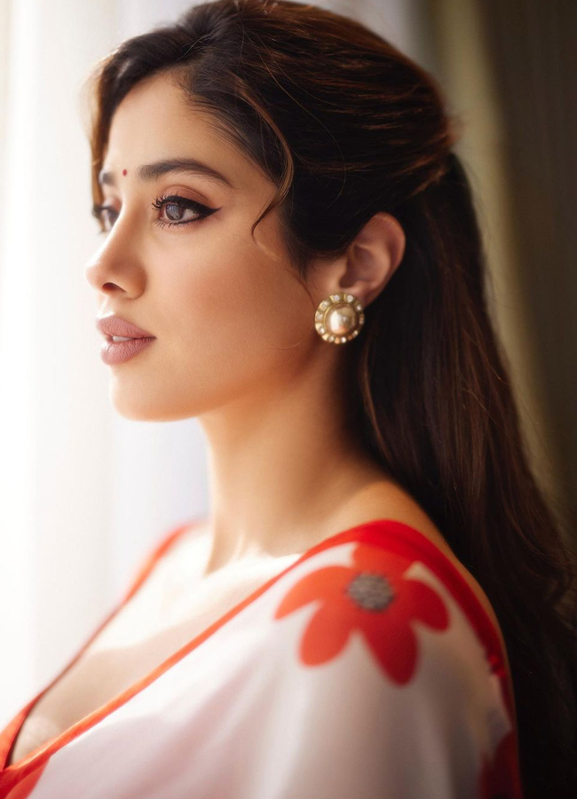 Devara Heroine Janhvi Kapoor Beautiful Floral Saree Photos - Sakshi9