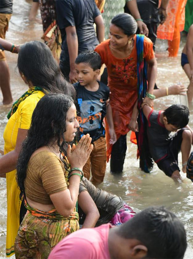 Maha Shivaratri 2021 Devotees Rush Beach Photos - Sakshi9