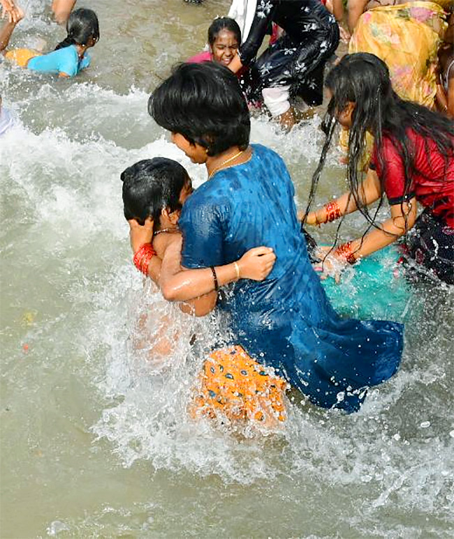 Maha Shivaratri 2021 Devotees Rush Beach Photos - Sakshi4