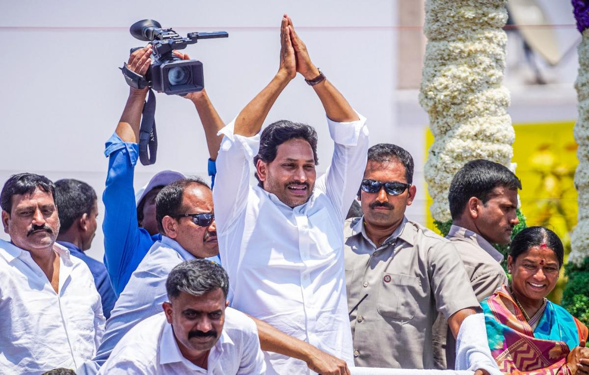 AP CM YS Jagan Bus Yatra at Sanjeevapuram Sri Sathya Sai District Photos - Sakshi1