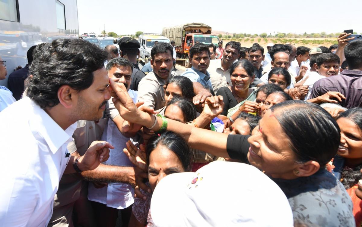 AP CM YS Jagan Bus Yatra at Sanjeevapuram Sri Sathya Sai District Photos - Sakshi7