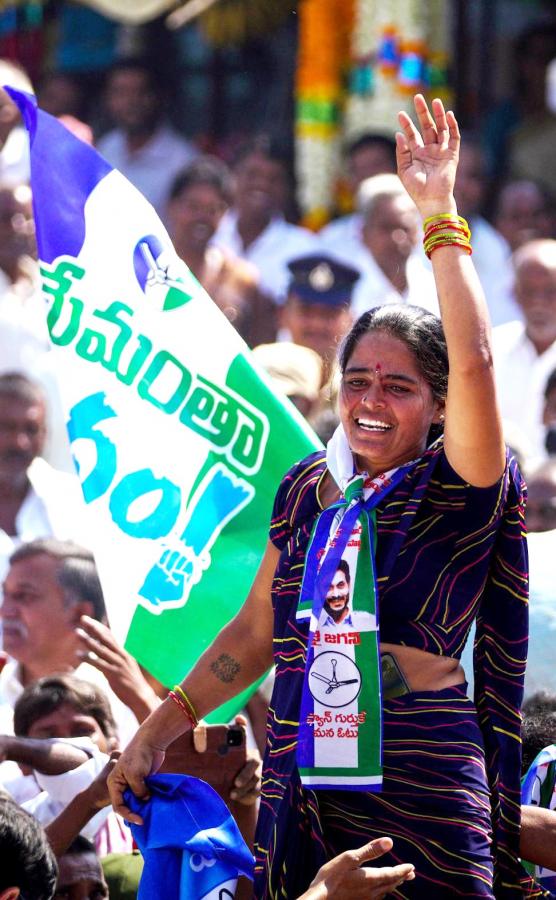 AP CM YS Jagan Bus Yatra at Sanjeevapuram Sri Sathya Sai District Photos - Sakshi8