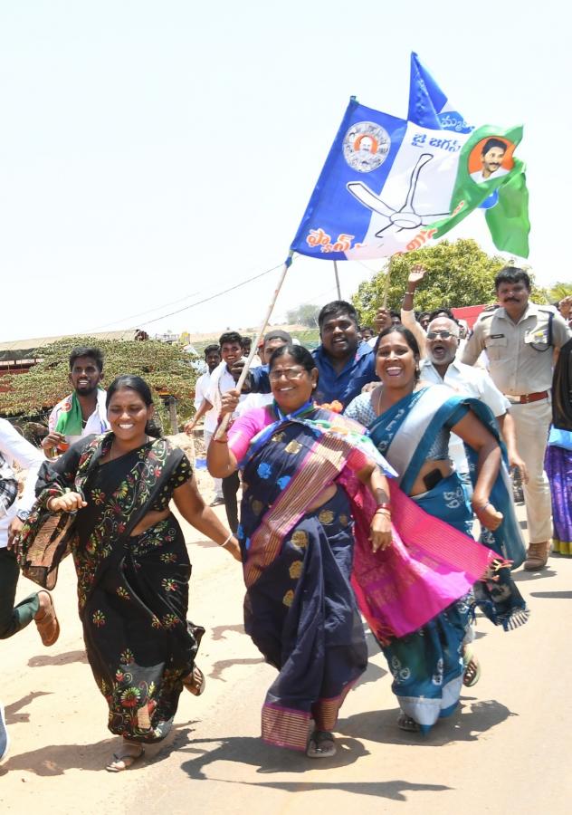 AP CM YS Jagan Bus Yatra at Sanjeevapuram Sri Sathya Sai District Photos - Sakshi9