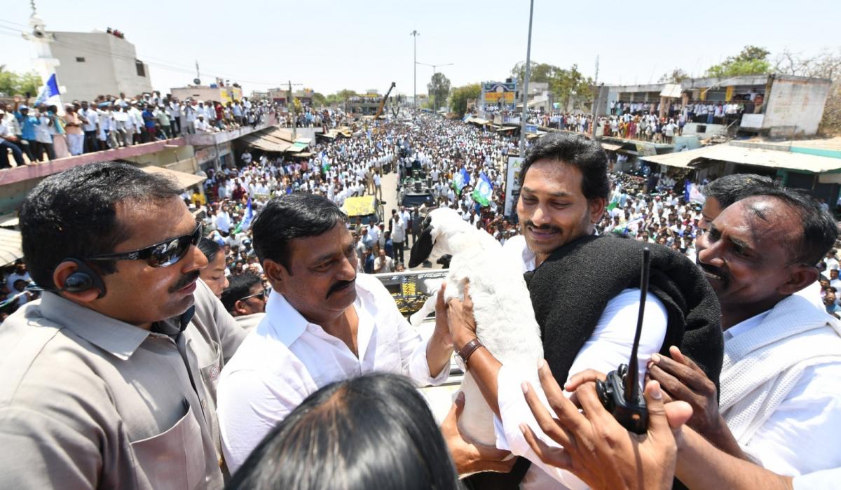 AP CM YS Jagan Bus Yatra at Sanjeevapuram Sri Sathya Sai District Photos - Sakshi10