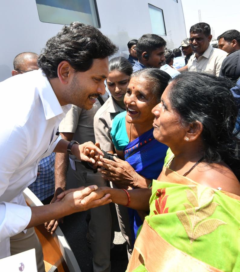 AP CM YS Jagan Bus Yatra at Sanjeevapuram Sri Sathya Sai District Photos - Sakshi11