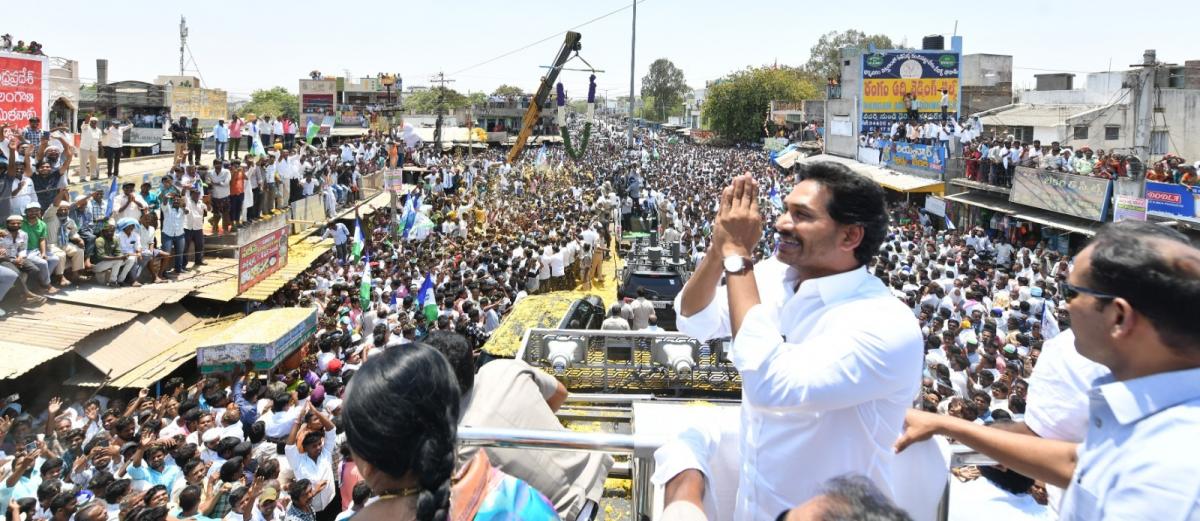 AP CM YS Jagan Bus Yatra at Sanjeevapuram Sri Sathya Sai District Photos - Sakshi12