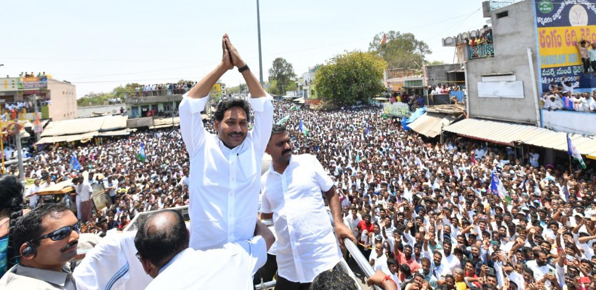 AP CM YS Jagan Bus Yatra at Sanjeevapuram Sri Sathya Sai District Photos - Sakshi14