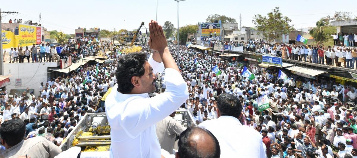 AP CM YS Jagan Bus Yatra at Sanjeevapuram Sri Sathya Sai District Photos - Sakshi15