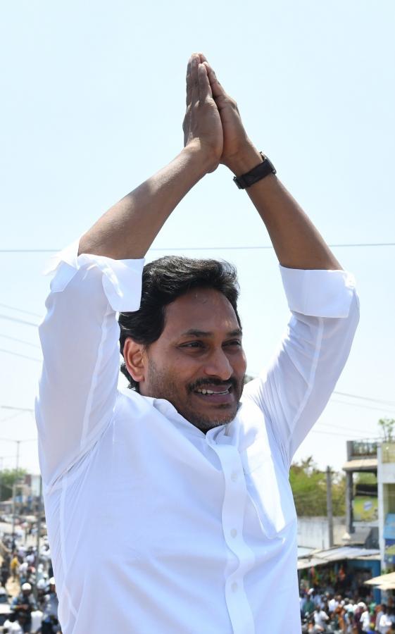 AP CM YS Jagan Bus Yatra at Sanjeevapuram Sri Sathya Sai District Photos - Sakshi13