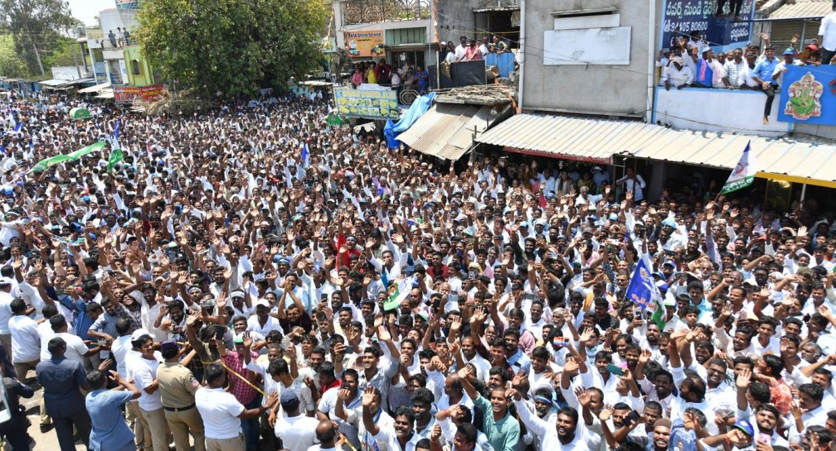 AP CM YS Jagan Bus Yatra at Sanjeevapuram Sri Sathya Sai District Photos - Sakshi17