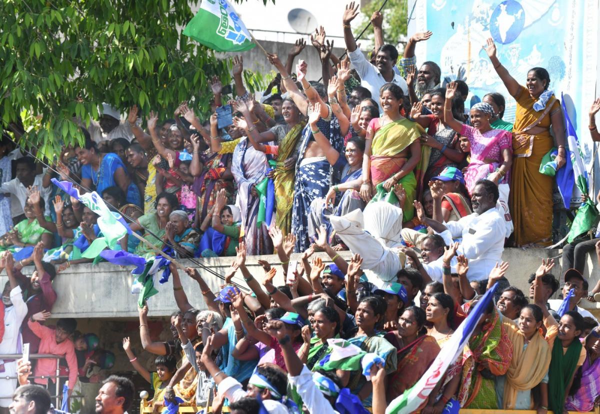 AP CM YS Jagan Bus Yatra at Sanjeevapuram Sri Sathya Sai District Photos - Sakshi18