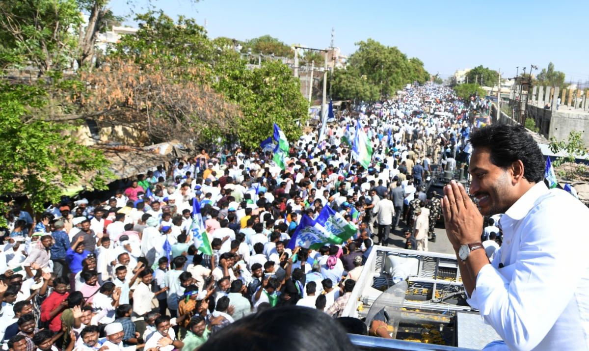 AP CM YS Jagan Bus Yatra at Sanjeevapuram Sri Sathya Sai District Photos - Sakshi4