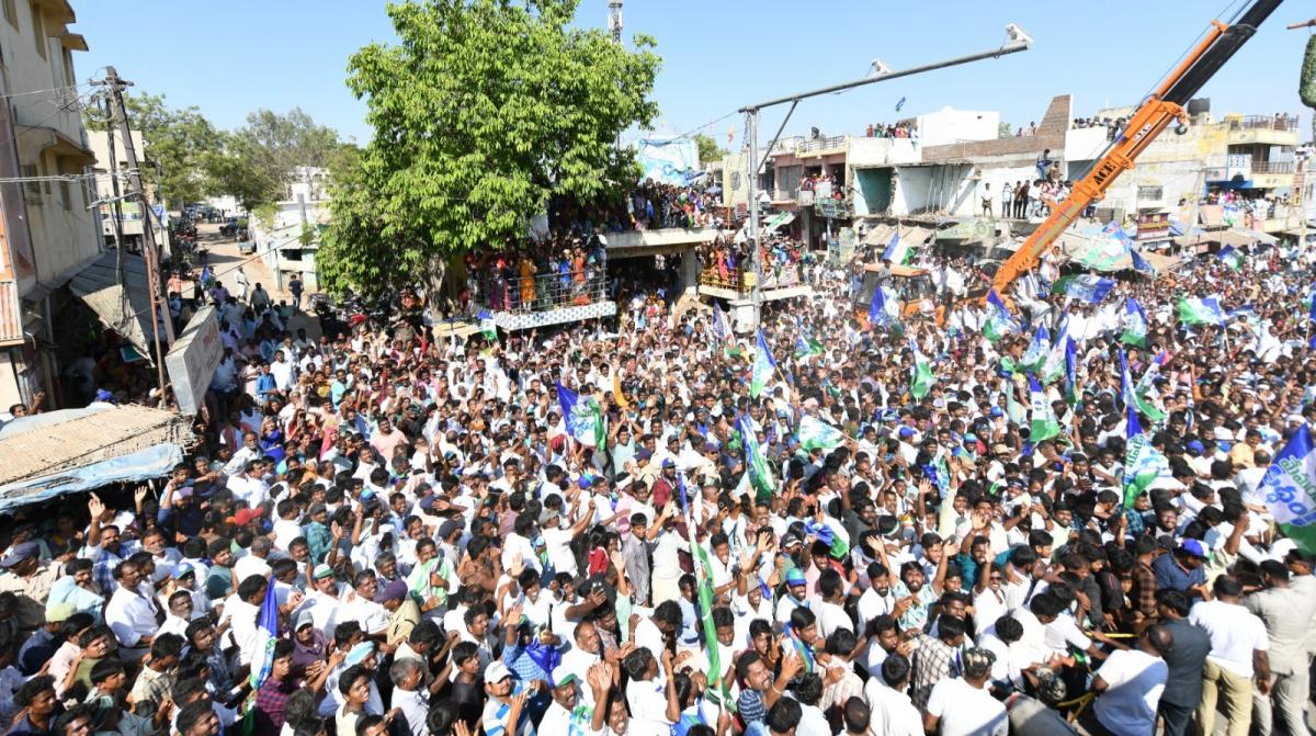 AP CM YS Jagan Bus Yatra at Sanjeevapuram Sri Sathya Sai District Photos - Sakshi21