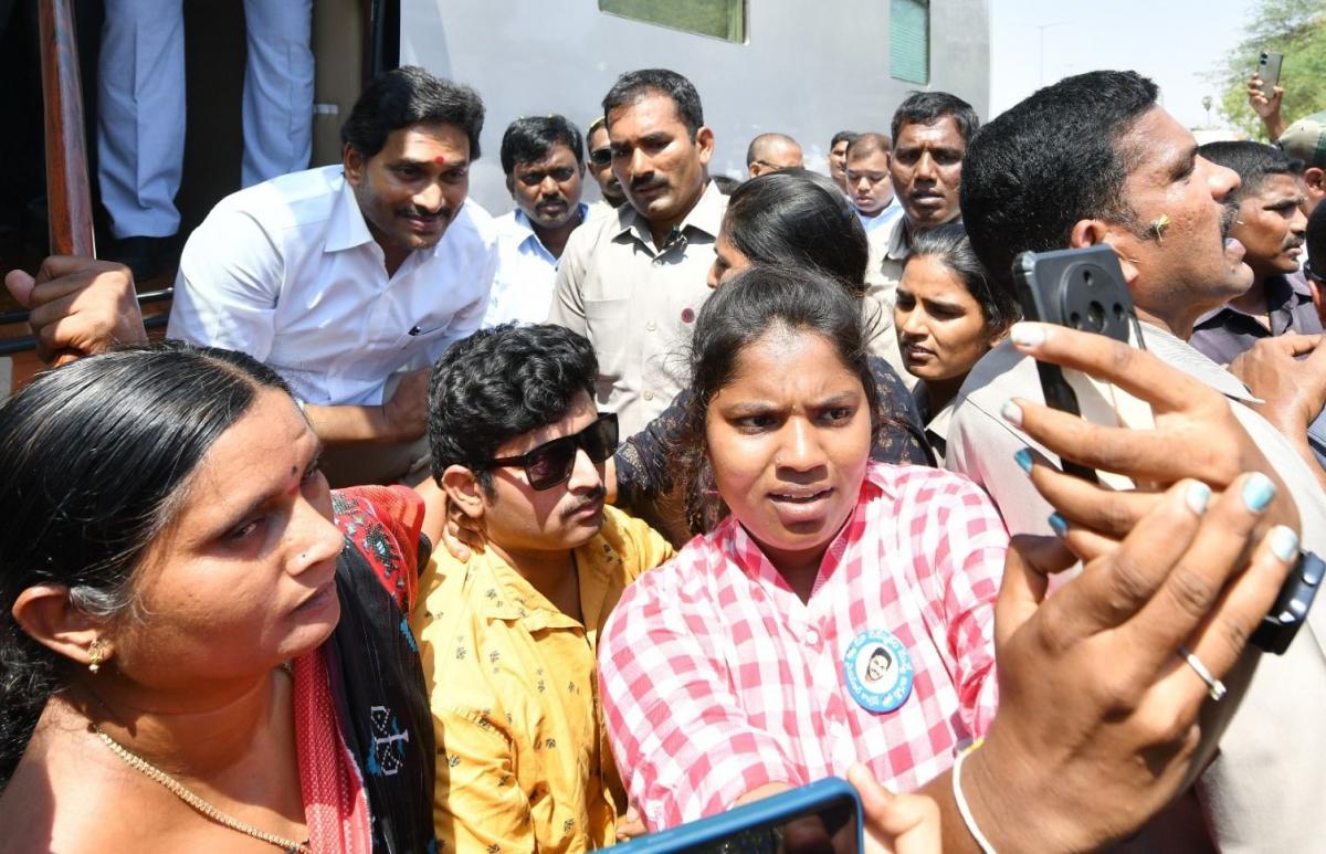 AP CM YS Jagan Bus Yatra at Sanjeevapuram Sri Sathya Sai District Photos - Sakshi19