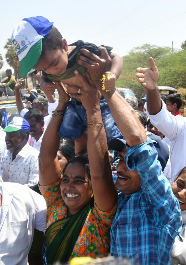 AP CM YS Jagan Bus Yatra at Sanjeevapuram Sri Sathya Sai District Photos - Sakshi20