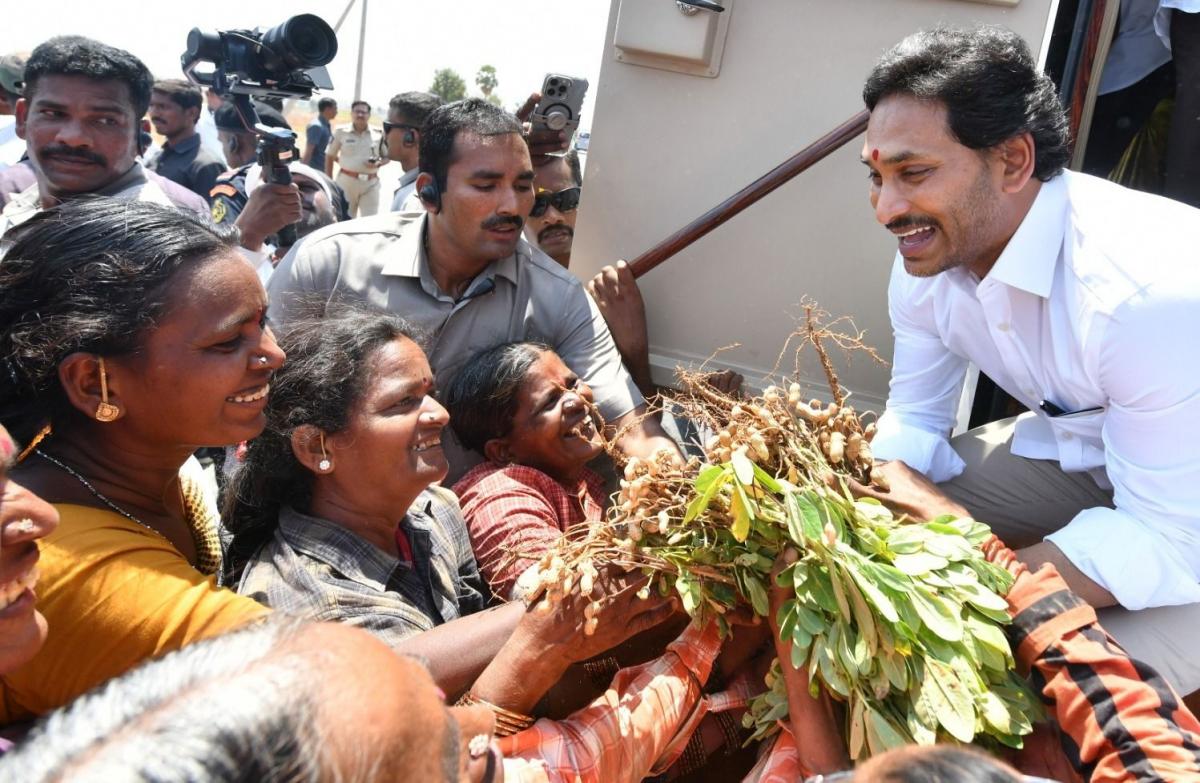 AP CM YS Jagan Bus Yatra at Sanjeevapuram Sri Sathya Sai District Photos - Sakshi23