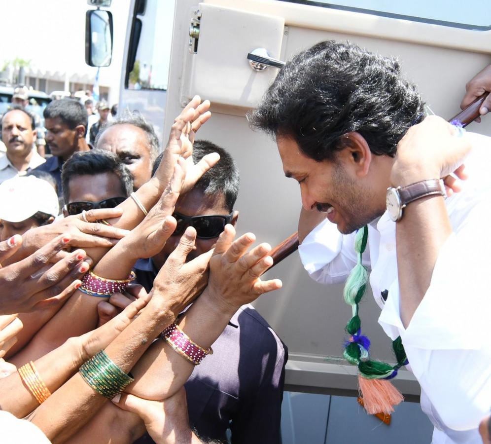 AP CM YS Jagan Bus Yatra at Sanjeevapuram Sri Sathya Sai District Photos - Sakshi25