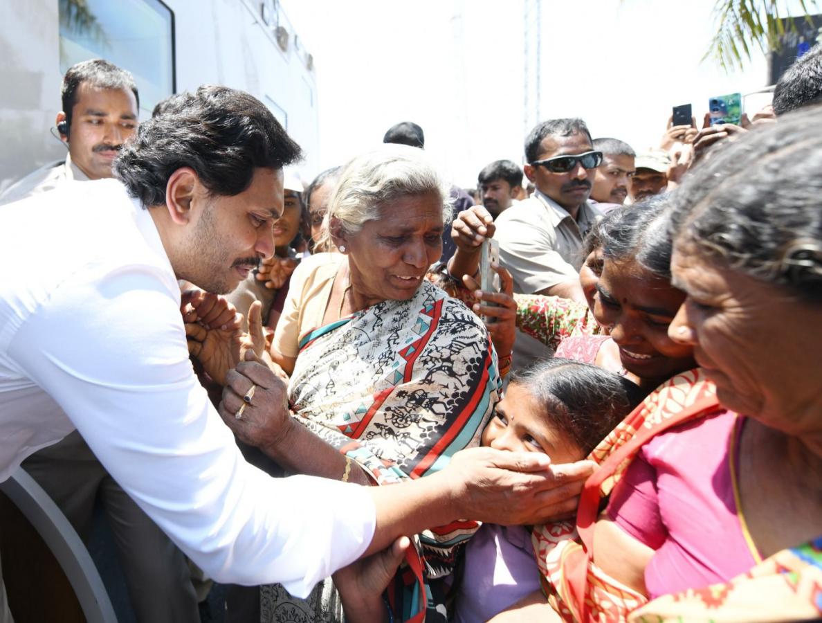 AP CM YS Jagan Bus Yatra at Sanjeevapuram Sri Sathya Sai District Photos - Sakshi26