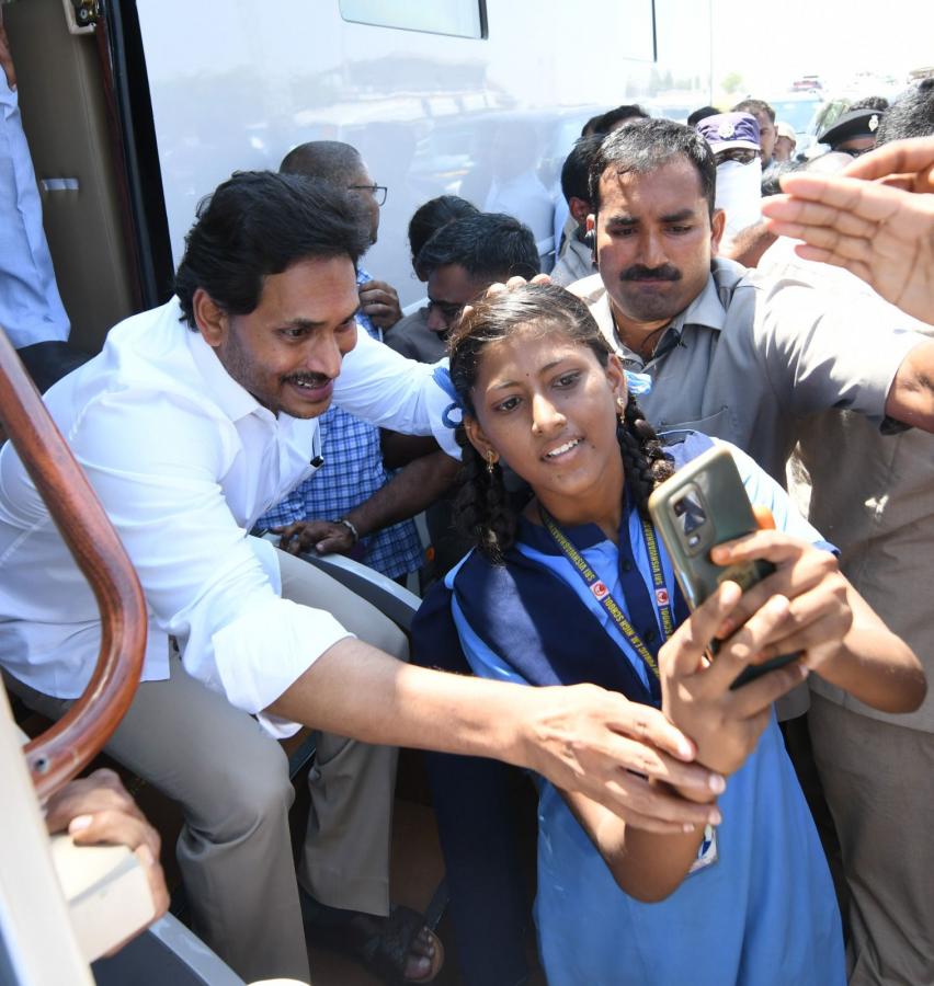 AP CM YS Jagan Bus Yatra at Sanjeevapuram Sri Sathya Sai District Photos - Sakshi6