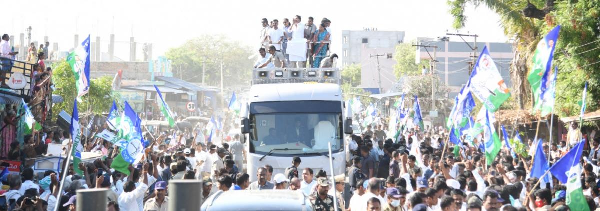 AP CM YS Jagan Bus Yatra at Sanjeevapuram Sri Sathya Sai District Photos - Sakshi27