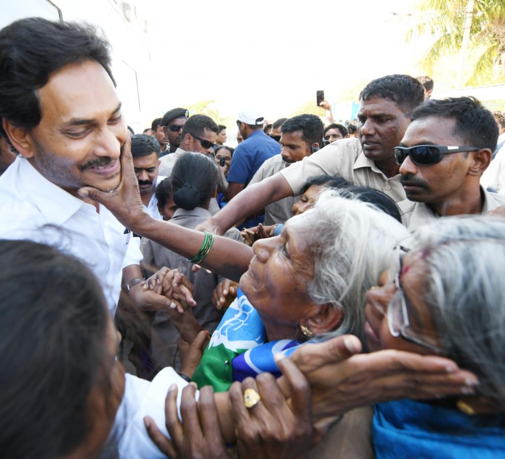 AP CM YS Jagan Bus Yatra at Sanjeevapuram Sri Sathya Sai District Photos - Sakshi3