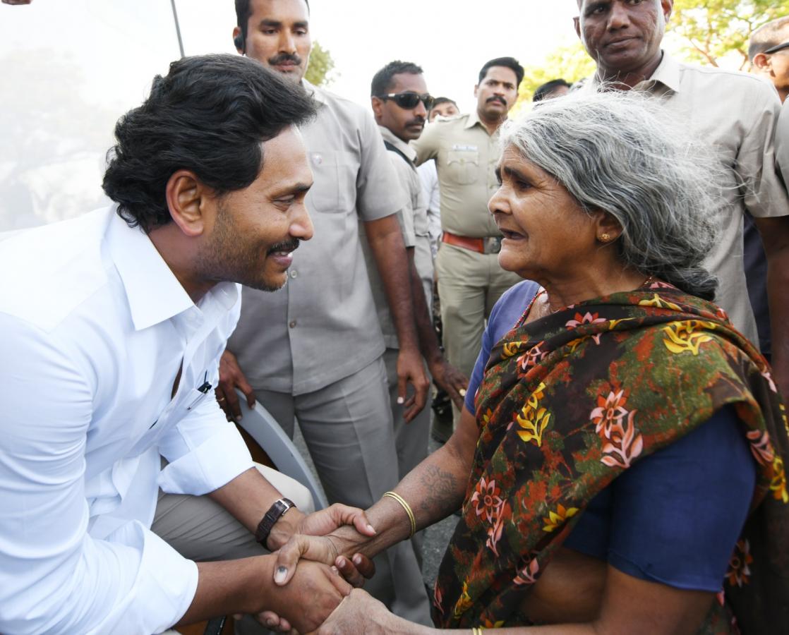 AP CM YS Jagan Bus Yatra at Sanjeevapuram Sri Sathya Sai District Photos - Sakshi5