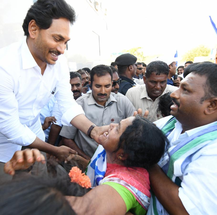 AP CM YS Jagan Bus Yatra at Sanjeevapuram Sri Sathya Sai District Photos - Sakshi28