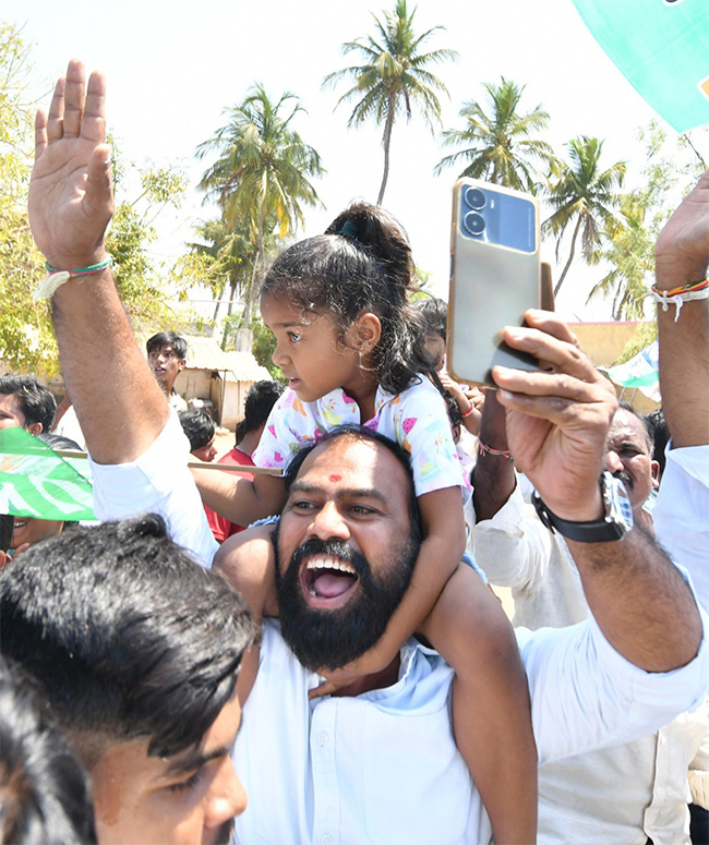 AP CM YS Jagan Road Show at Bathalapalli Photos - Sakshi18