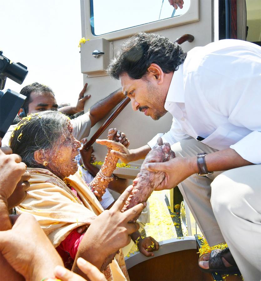 AP CM YS Jagan Road Show at Bathalapalli Photos - Sakshi4