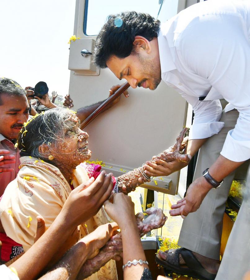 AP CM YS Jagan Road Show at Bathalapalli Photos - Sakshi5