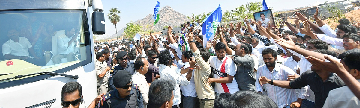 AP CM YS Jagan Road Show at Bathalapalli Photos - Sakshi7