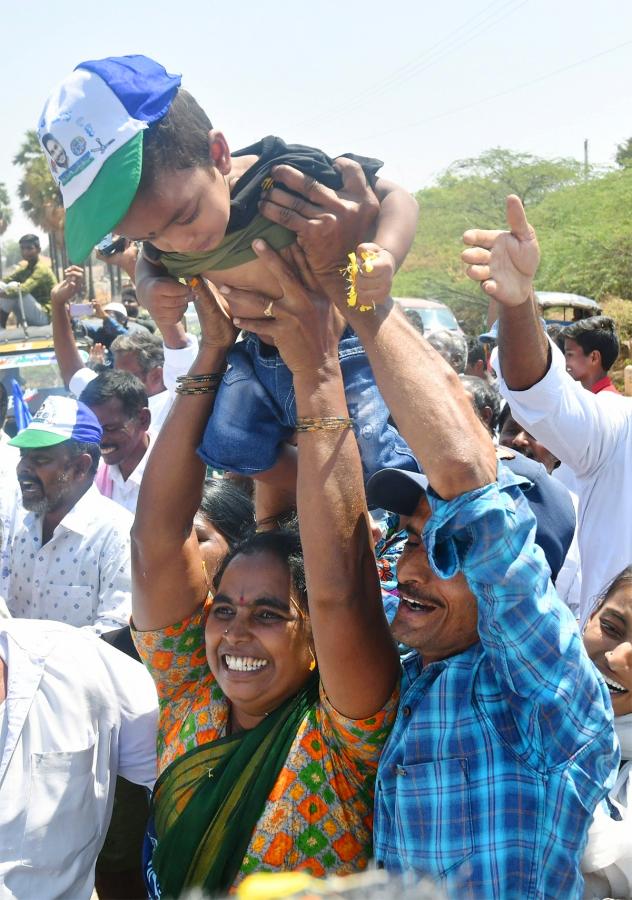 AP CM YS Jagan Road Show at Bathalapalli Photos - Sakshi8