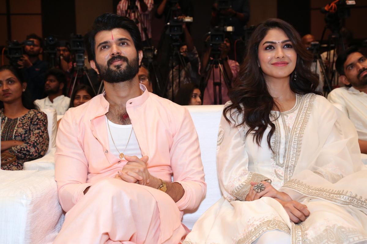 Vijay Devarakonda And Mrunal Thakur at Family Star Press Meet Photos - Sakshi2