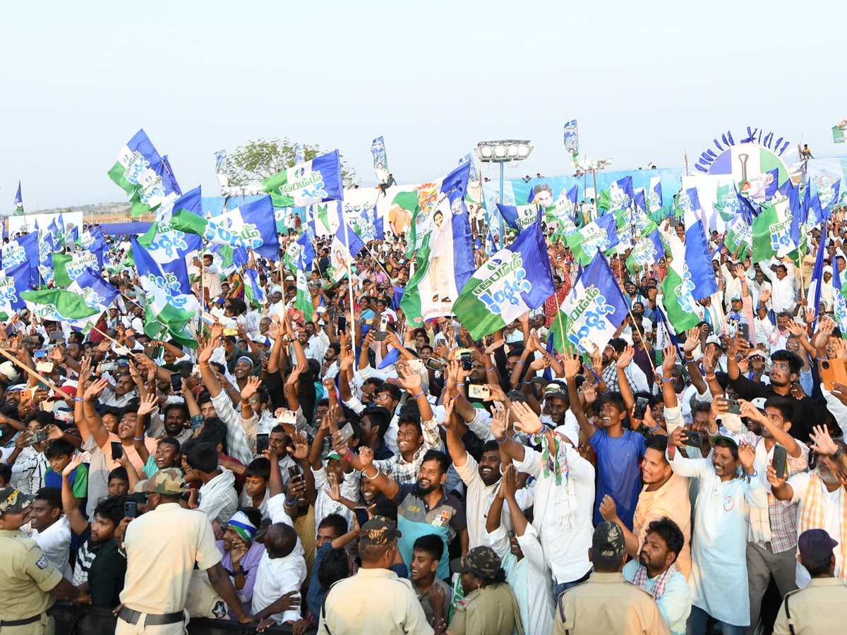 AP CM YS Jagan Memantha Siddham  Public Meeting at Piduguralla Photos - Sakshi17