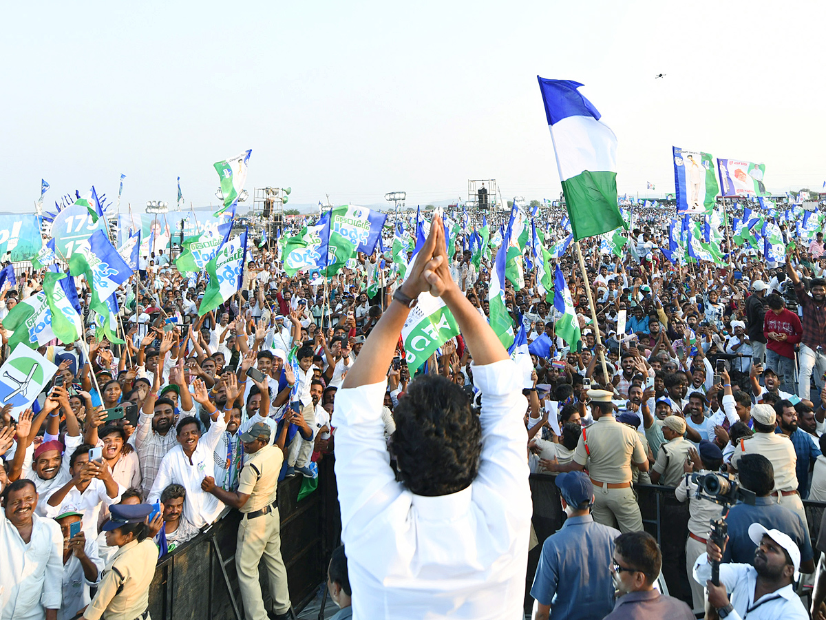 AP CM YS Jagan Memantha Siddham  Public Meeting at Piduguralla Photos - Sakshi18