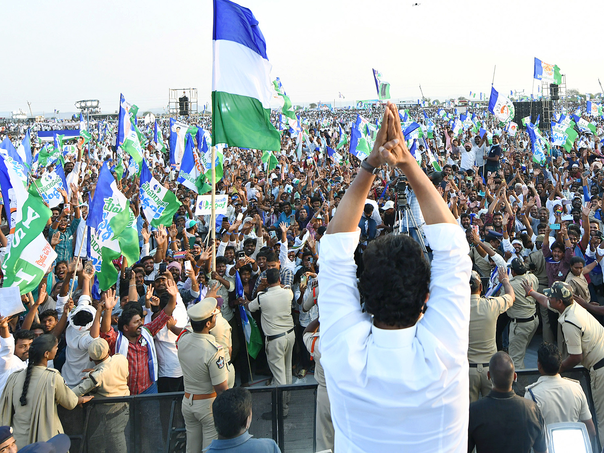 AP CM YS Jagan Memantha Siddham  Public Meeting at Piduguralla Photos - Sakshi19