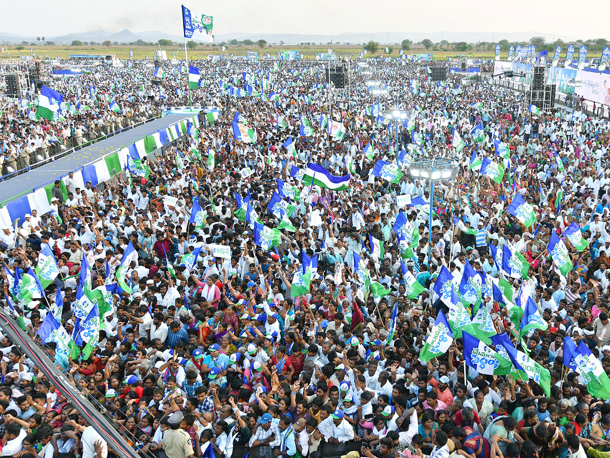 AP CM YS Jagan Memantha Siddham  Public Meeting at Piduguralla Photos - Sakshi7