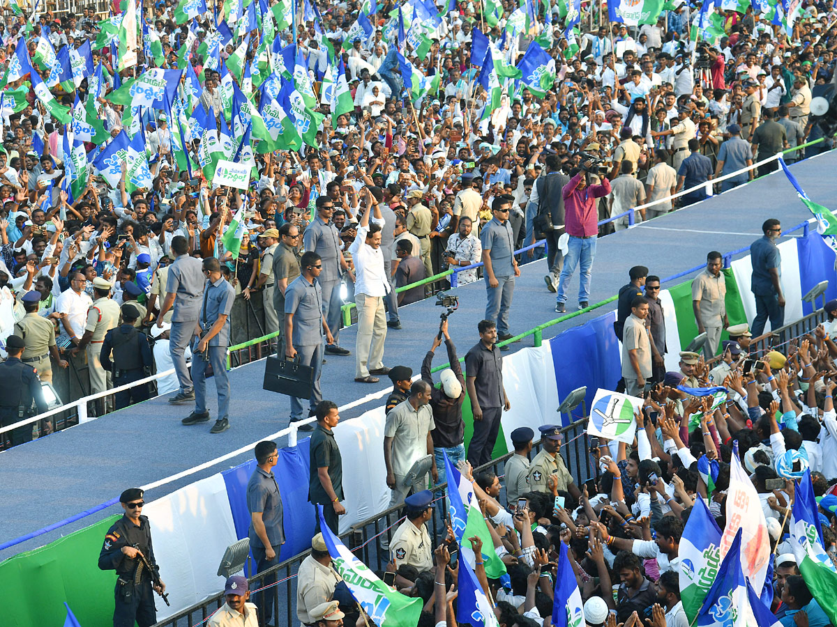 AP CM YS Jagan Memantha Siddham  Public Meeting at Piduguralla Photos - Sakshi11