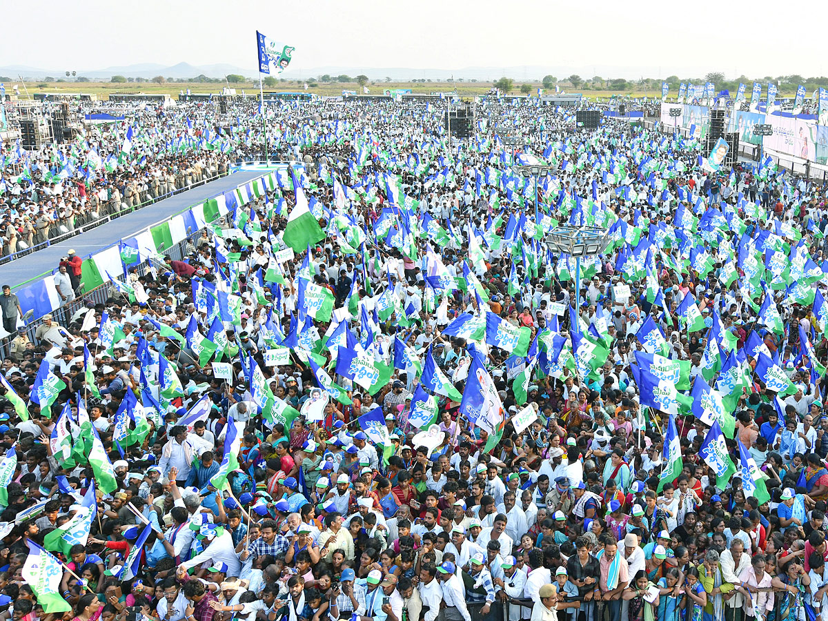 AP CM YS Jagan Memantha Siddham  Public Meeting at Piduguralla Photos - Sakshi12