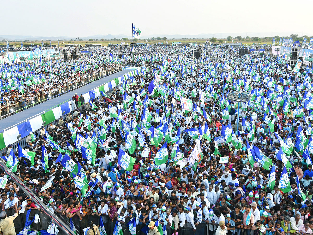 AP CM YS Jagan Memantha Siddham  Public Meeting at Piduguralla Photos - Sakshi13