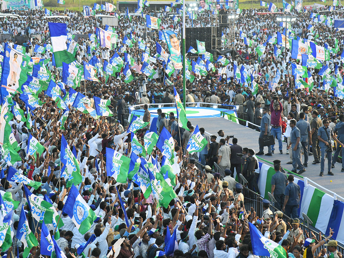 AP CM YS Jagan Memantha Siddham  Public Meeting at Piduguralla Photos - Sakshi14