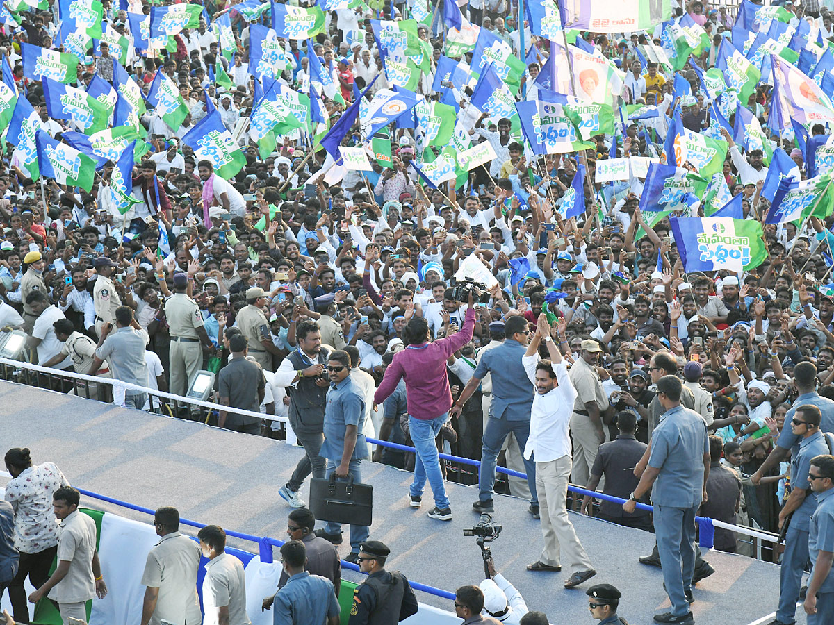 AP CM YS Jagan Memantha Siddham  Public Meeting at Piduguralla Photos - Sakshi15