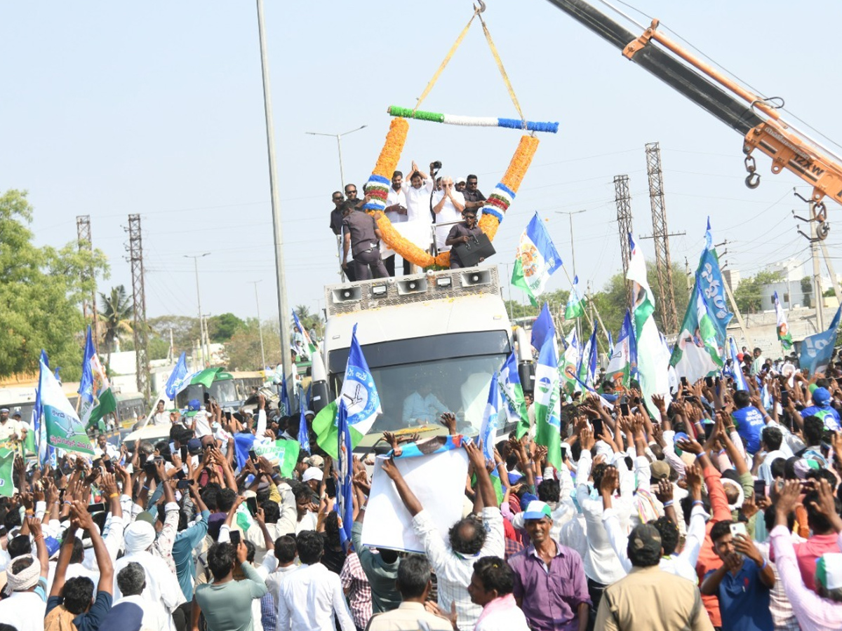 AP CM YS Jagan Memantha Siddham  Public Meeting at Piduguralla Photos - Sakshi29